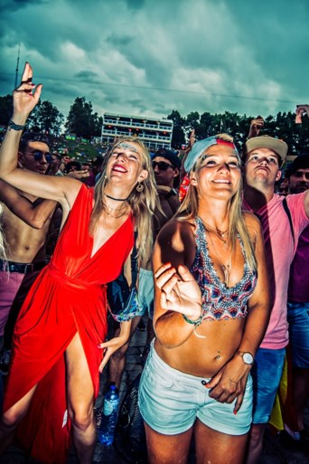 FOTO. Regen en hagel op Tomorrowland, maar feest gaat door