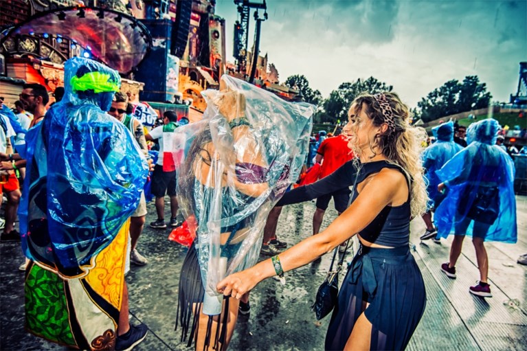 FOTO. Regen en hagel op Tomorrowland, maar feest gaat door