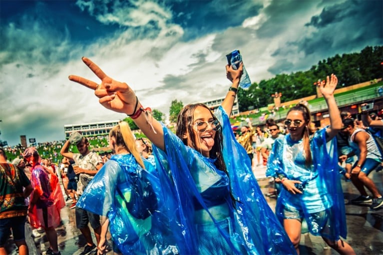 FOTO. Regen en hagel op Tomorrowland, maar feest gaat door