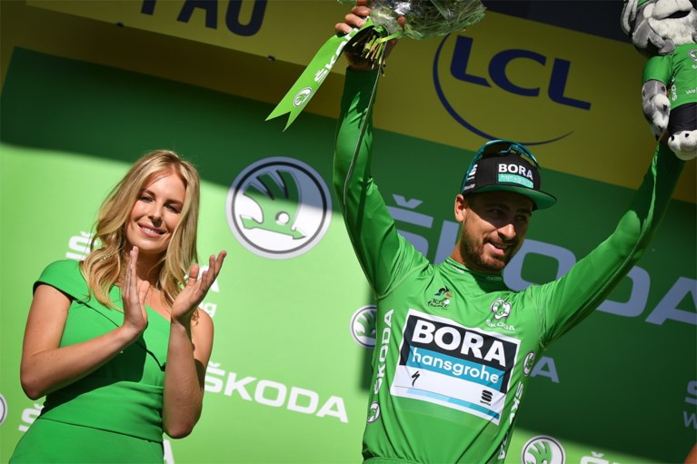 Femke Herygers maakt debuut als podiummiss in Tour: “Lachen met trillende kaken van de zenuwen”