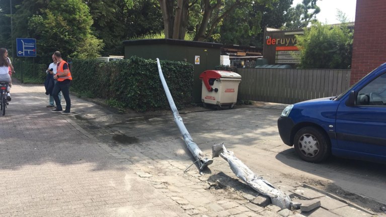 Wagen met vier jongeren knalt tegen verlichtingspaal: één dode