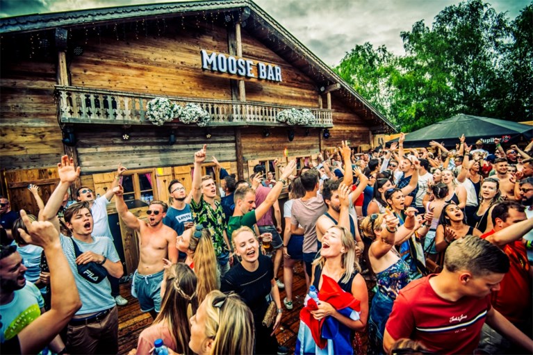 De polonaise en schlagers op Tomorrowland dankzij de Romeo’s