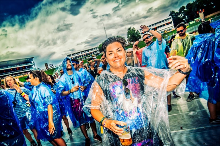 FOTO. Regen en hagel op Tomorrowland, maar feest gaat door