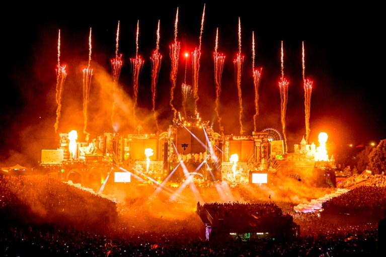 Vuurwerk, lichtshows en een wild publiek: zo mooi is Tomorrowland ’s nachts