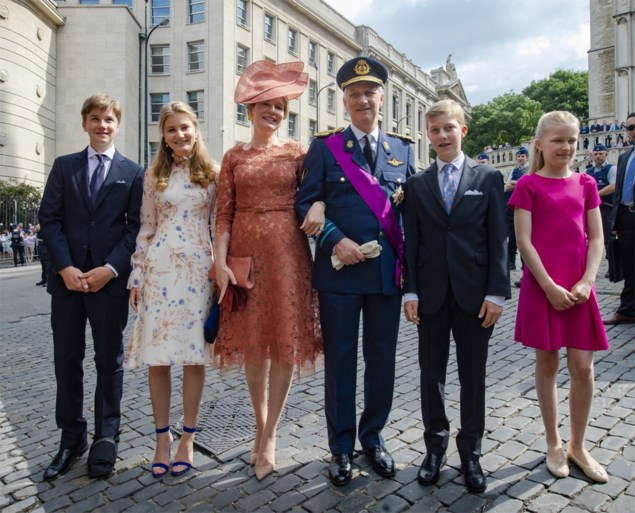 Koning Filip met hele gezin op Te Deum: Mathilde draagt bijzondere hoed, Elisabeth op stiletto’s en Gabriël met gips