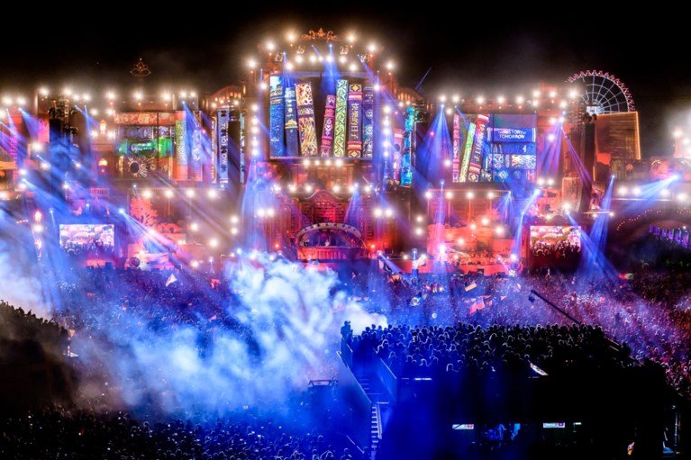 Vuurwerk, lichtshows en een wild publiek: zo mooi is Tomorrowland ’s nachts