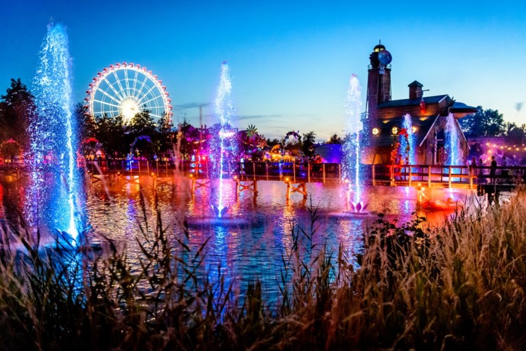 Vuurwerk, lichtshows en een wild publiek: zo mooi is Tomorrowland ’s nachts