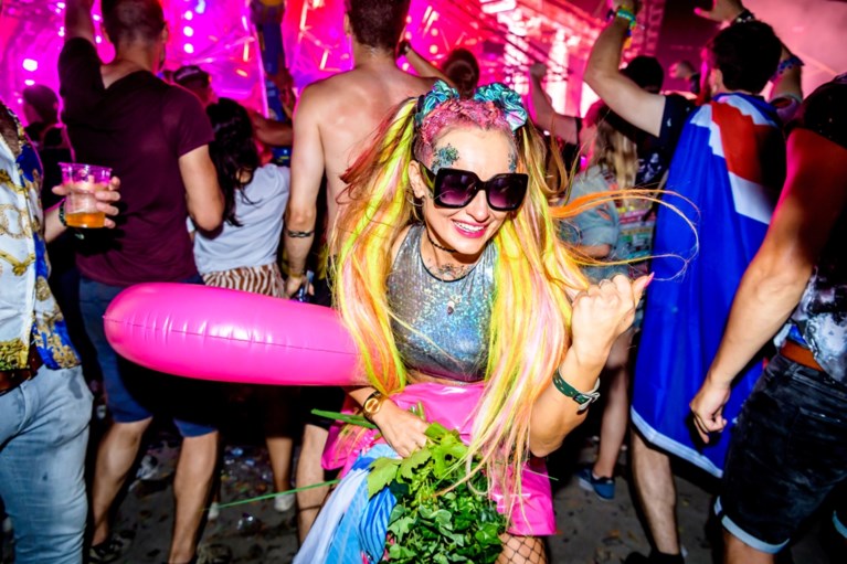 Vuurwerk, lichtshows en een wild publiek: zo mooi is Tomorrowland ’s nachts