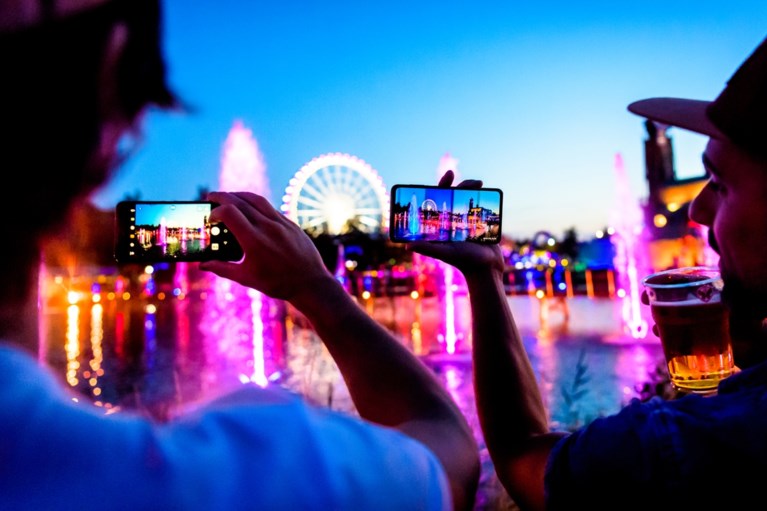 Vuurwerk, lichtshows en een wild publiek: zo mooi is Tomorrowland ’s nachts