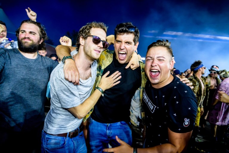 Vuurwerk, lichtshows en een wild publiek: zo mooi is Tomorrowland ’s nachts