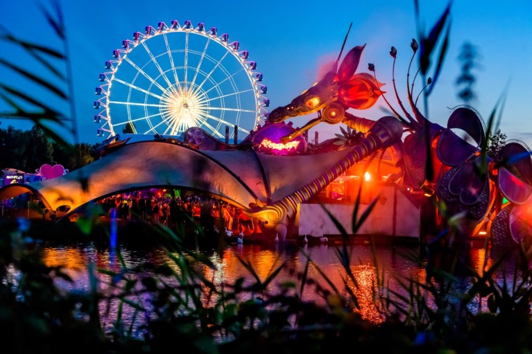 Vuurwerk, lichtshows en een wild publiek: zo mooi is Tomorrowland ’s nachts