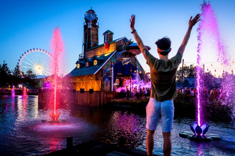 Vuurwerk, lichtshows en een wild publiek: zo mooi is Tomorrowland ’s nachts