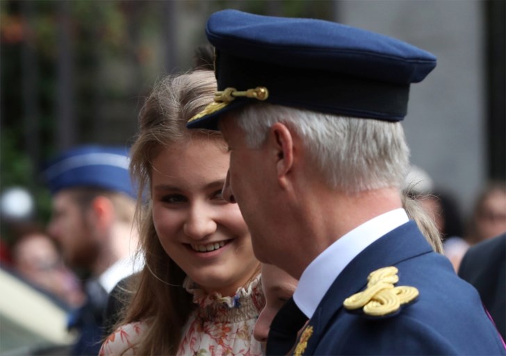 Koning Filip met hele gezin op Te Deum: Mathilde draagt bijzondere hoed, Elisabeth op stiletto’s en Gabriël met gips