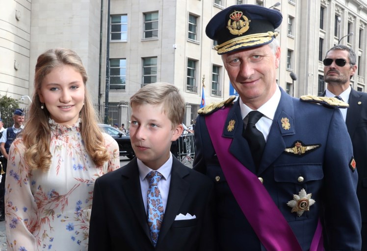 Koning Filip met hele gezin op Te Deum: Mathilde draagt bijzondere hoed, Elisabeth op stiletto’s en Gabriël met gips