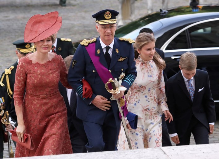 Koning Filip met hele gezin op Te Deum: Mathilde draagt bijzondere hoed, Elisabeth op stiletto’s en Gabriël met gips