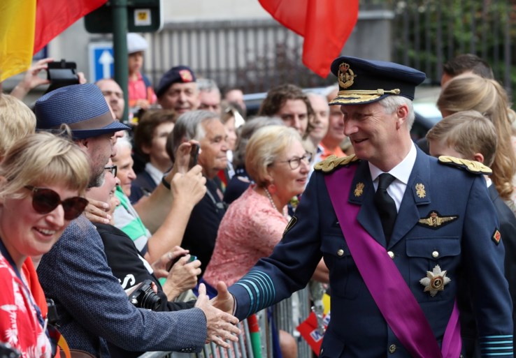 Koning Filip met hele gezin op Te Deum: Mathilde draagt bijzondere hoed, Elisabeth op stiletto’s en Gabriël met gips