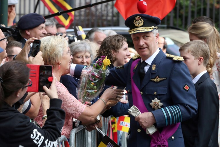 Koning Filip met hele gezin op Te Deum: Mathilde draagt bijzondere hoed, Elisabeth op stiletto’s en Gabriël met gips