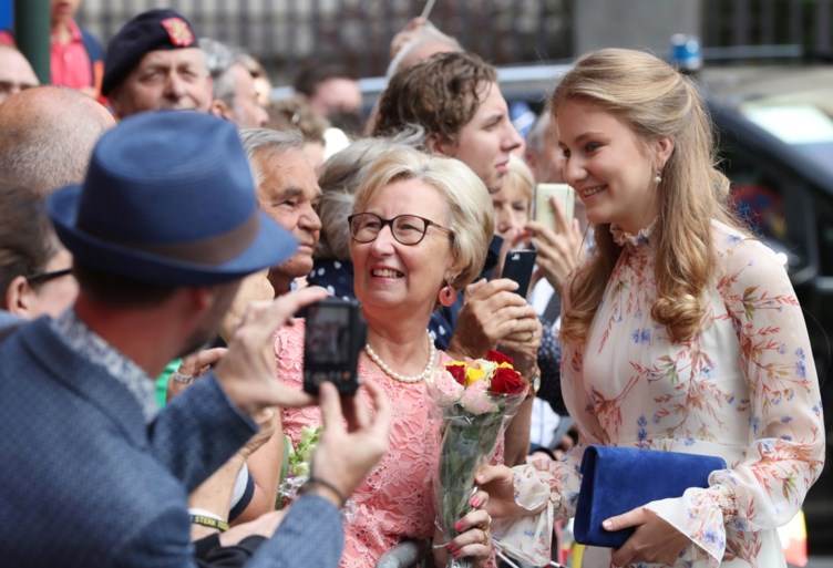 Koning Filip met hele gezin op Te Deum: Mathilde draagt bijzondere hoed, Elisabeth op stiletto’s en Gabriël met gips