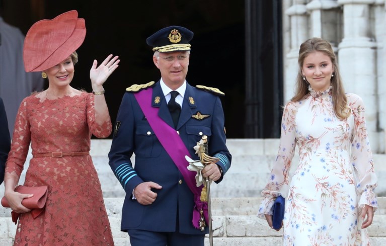 Koning Filip met hele gezin op Te Deum: Mathilde draagt bijzondere hoed, Elisabeth op stiletto’s en Gabriël met gips