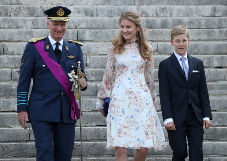 Koning Filip met hele gezin op Te Deum: Mathilde draagt bijzondere hoed, Elisabeth op stiletto’s en Gabriël met gips
