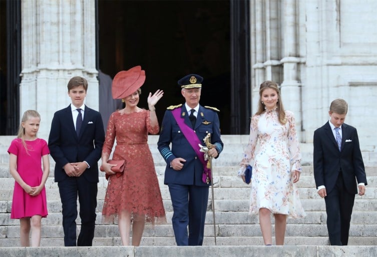 Koning Filip met hele gezin op Te Deum: Mathilde draagt bijzondere hoed, Elisabeth op stiletto’s en Gabriël met gips