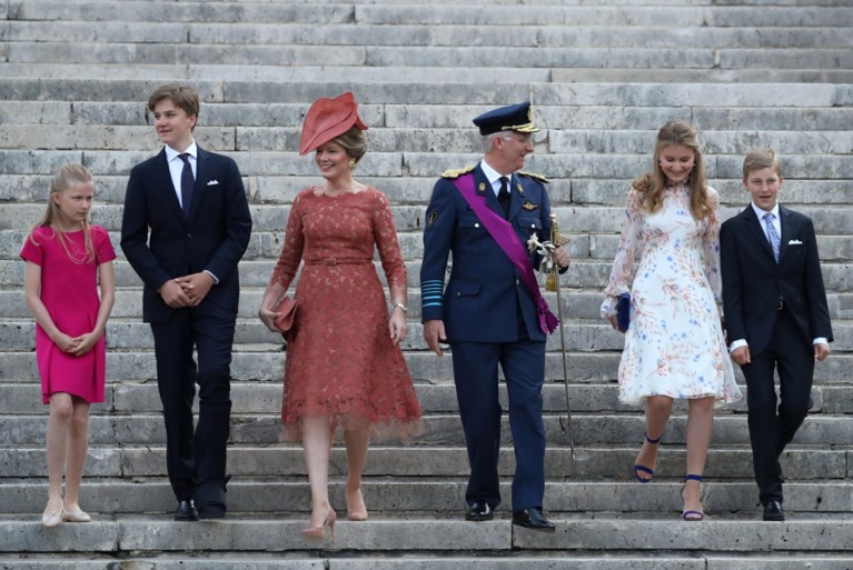 Koning Filip met hele gezin op Te Deum: Mathilde draagt bijzondere hoed, Elisabeth op stiletto’s en Gabriël met gips