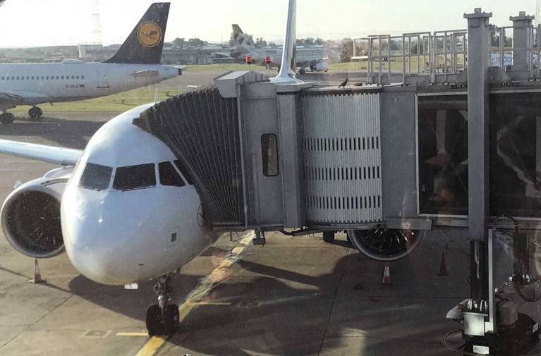 Man verzint bom omdat hij op date wil met stewardess