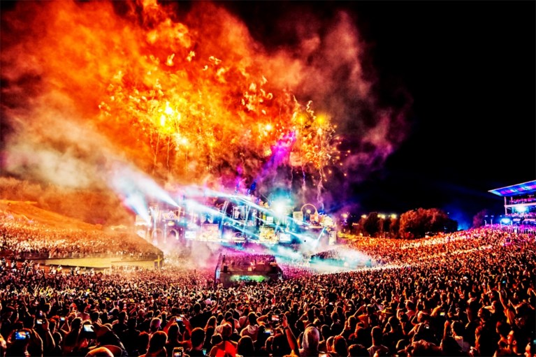 Vuurwerk, lichtshows en een wild publiek: zo mooi is Tomorrowland ’s nachts