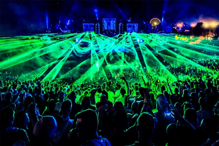 Vuurwerk, lichtshows en een wild publiek: zo mooi is Tomorrowland ’s nachts