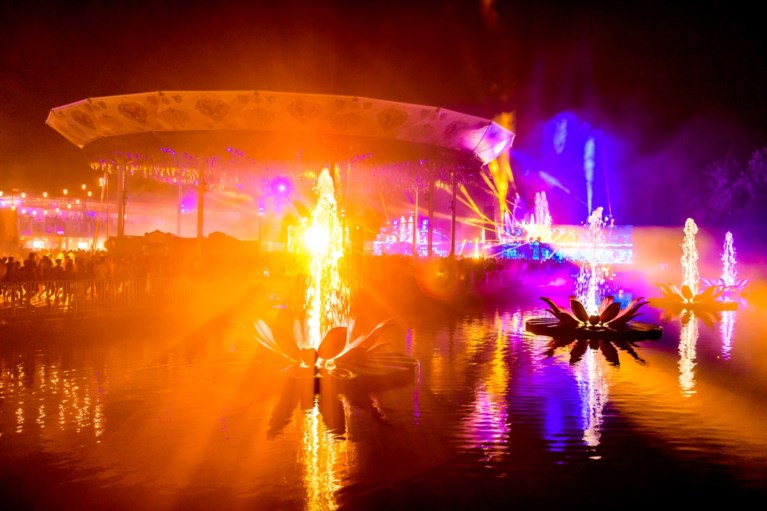 Vuurwerk, lichtshows en een wild publiek: zo mooi is Tomorrowland ’s nachts