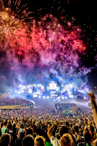 Vuurwerk, lichtshows en een wild publiek: zo mooi is Tomorrowland ’s nachts