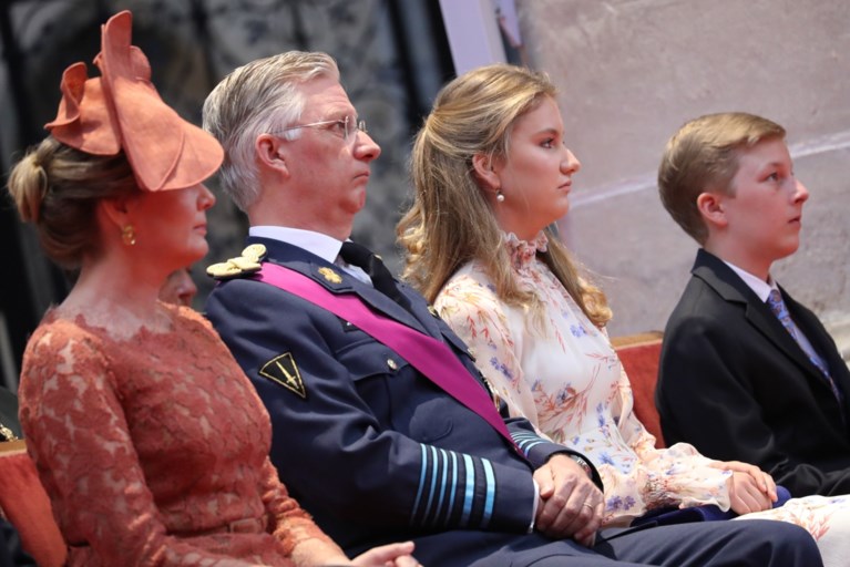 Koning Filip met hele gezin op Te Deum: Mathilde draagt bijzondere hoed, Elisabeth op stiletto’s en Gabriël met gips