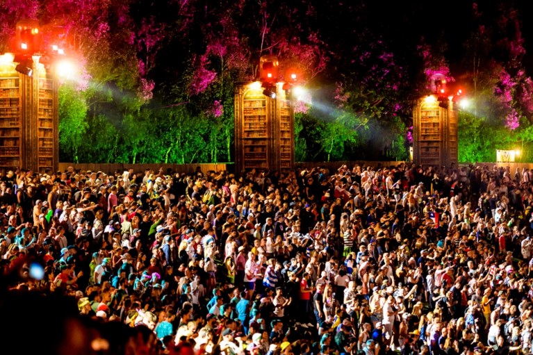 Vuurwerk, lichtshows en een wild publiek: zo mooi is Tomorrowland ’s nachts