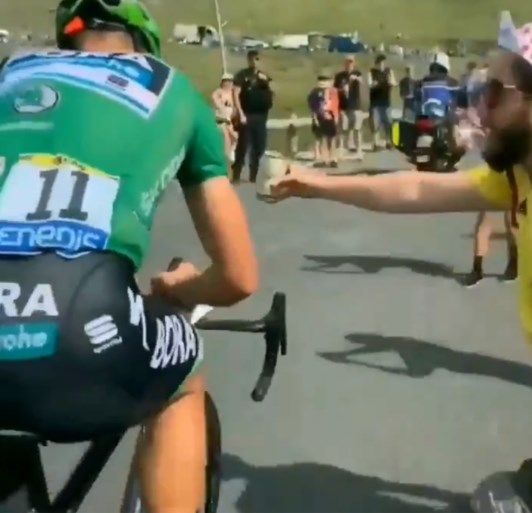 Alles voor de fans: Peter Sagan deelt al rijdend handtekening uit tijdens slotklim