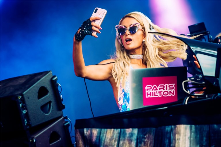 Paris Hilton bouwt een feestje op Tomorrowland: “I fucking love you Belgium!”