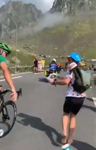 Alles voor de fans: Peter Sagan deelt al rijdend handtekening uit tijdens slotklim