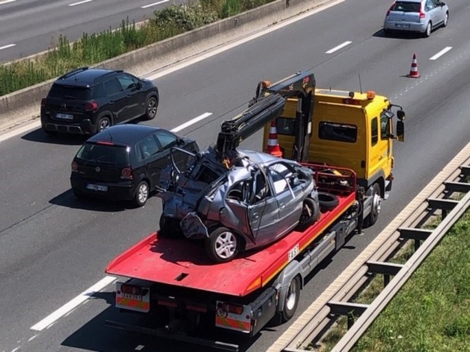 Auto van bejaard koppel valt in panne op E40 en wordt aangereden door vrachtwagen: twee doden