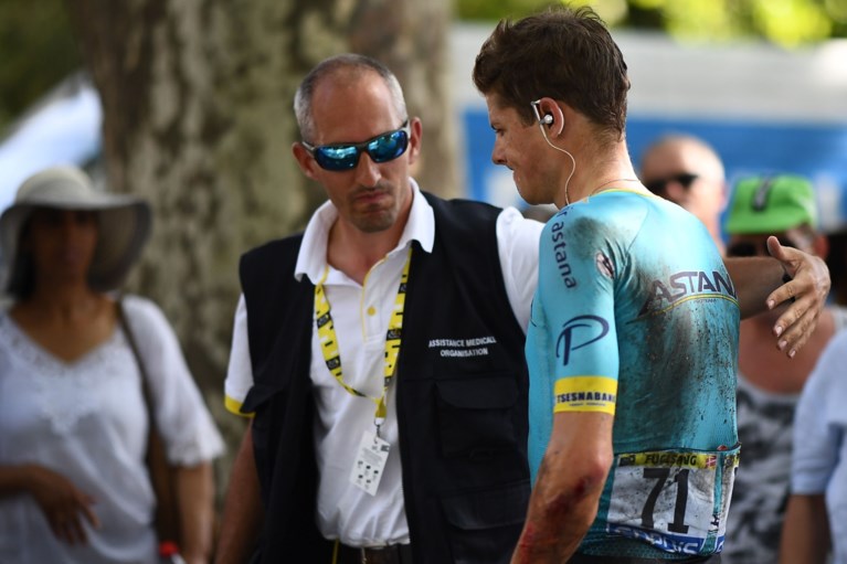 Gekomen om de Tour te winnen, maar Jakob Fuglsang stapt na nieuwe val in ambulance: “Te veel pijn om door te gaan”