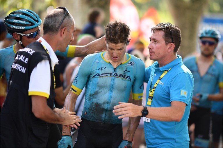 Gekomen om de Tour te winnen, maar Jakob Fuglsang stapt na nieuwe val in ambulance: “Te veel pijn om door te gaan”