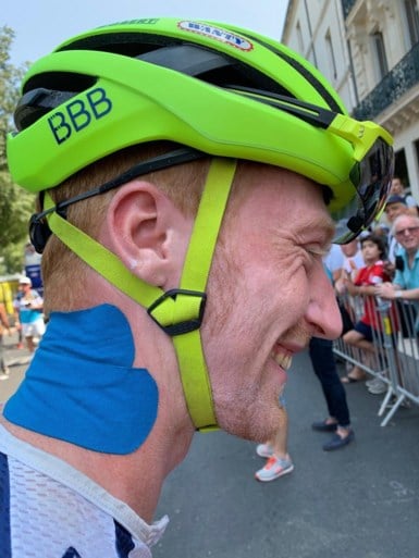 Het is ook tropisch warm in de Tour, renners zijn inventief om afkoeling te krijgen op de fiets