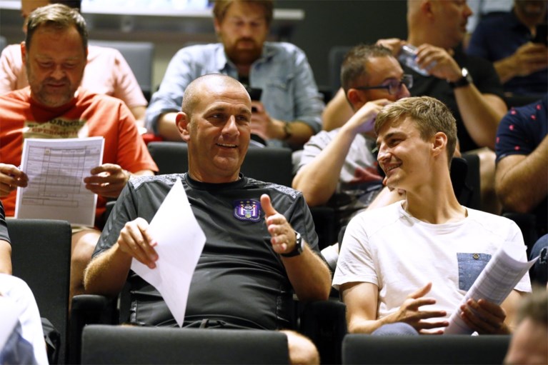 Scheidsrechters maken coaches en kapiteins wegwijs: vijf nieuwe regels voor komend seizoen