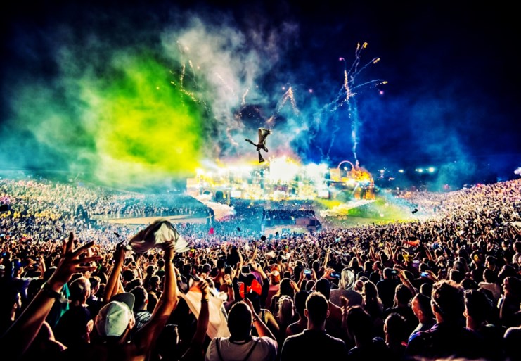 Vuurwerk, lichtshows en een wild publiek: zo mooi is Tomorrowland ’s nachts