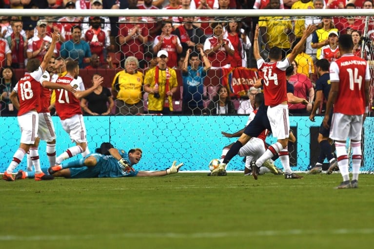 Courtois de penaltyheld voor Real in spektakelstuk tegen Arsenal