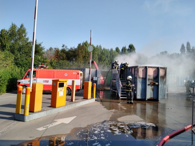 Gemeentearbeiders zien container met brandbaar afval in brand vliegen in Ledegem