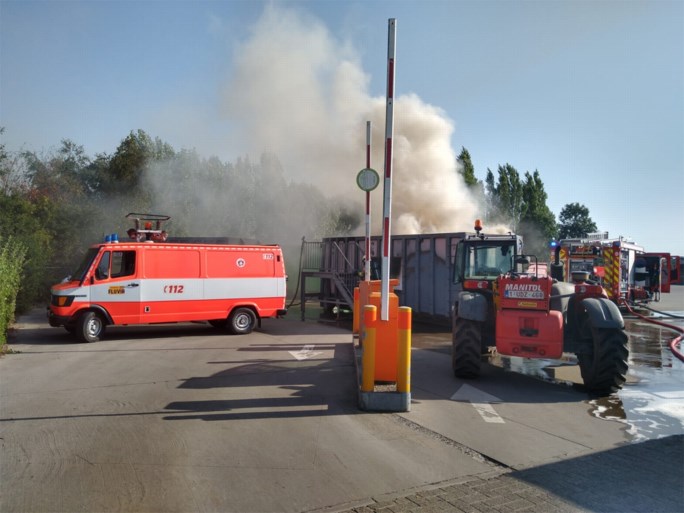 Gemeentearbeiders zien container met brandbaar afval in brand vliegen in Ledegem