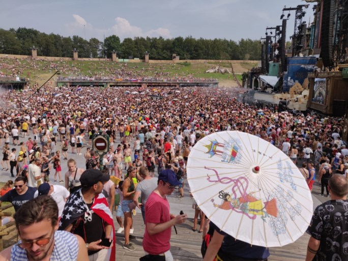 De zon verschroeit Tomorrowland, maar dat laten de festivalgangers niet aan hun hart komen