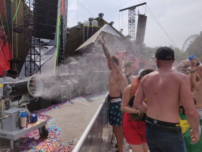 De zon verschroeit Tomorrowland, maar dat laten de festivalgangers niet aan hun hart komen