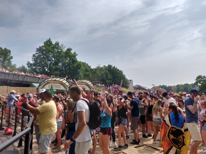 De zon verschroeit Tomorrowland, maar dat laten de festivalgangers niet aan hun hart komen