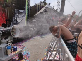 De zon verschroeit Tomorrowland, maar dat laten de festivalgangers niet aan hun hart komen