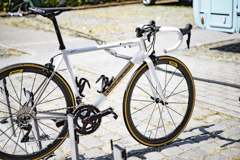 Oliver Naesen rijdt laatste Tour-rit op speciale stalen racefiets